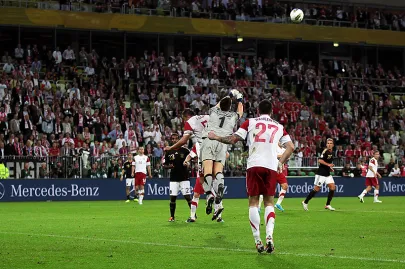 piłkę wybija Wojciech Szczęsny 