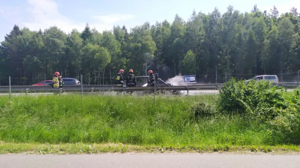Strażacy gaszą pożar auta na obwodnicy