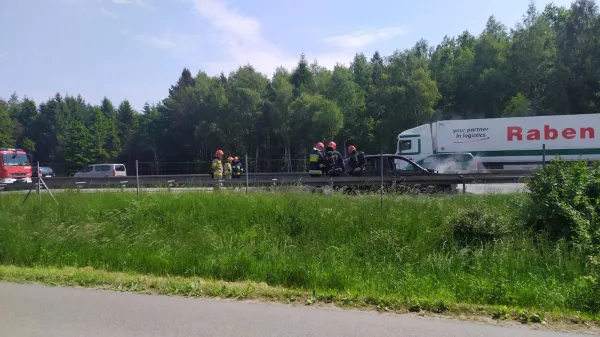 Strażacy gaszą pożar auta na obwodnicy