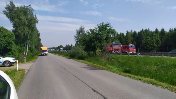 Strażacy gaszą pożar auta na obwodnicy