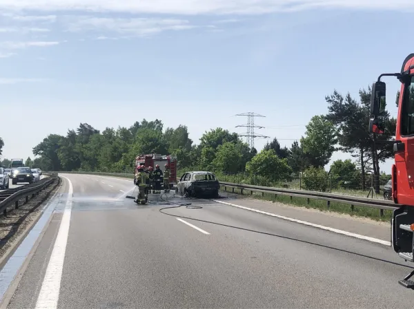 Strażacy gaszą pożar auta na obwodnicy