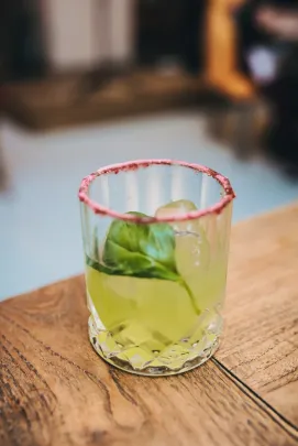 Gin Larios 12 / bazylia / cytryna / cukier / puder truskawkowy
