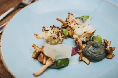 kurka / kalafior / wegański parmezan / bób / puree z pieczonego ziemniaka z czarnym pieprzem / marynowana
