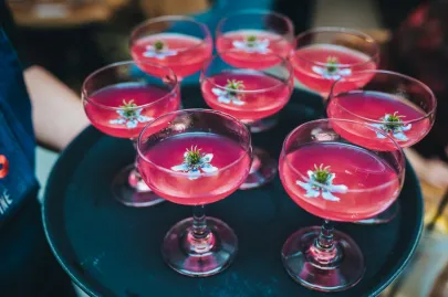 Gin Suntory Roku / hibiskus / róża / limonka / jadalny kwiat