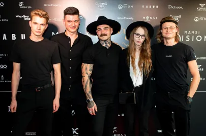 Denis Narykov z ekipą barberów