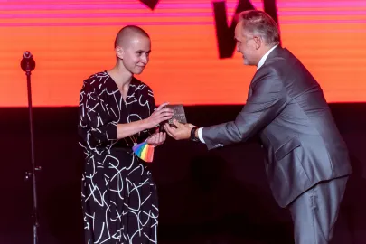 Dorota Kotas otrzymuje nagrodę w kategorii Proza