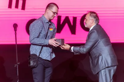 Tomasz Bąk otrzymuje nagrodę w kategorii Poezja