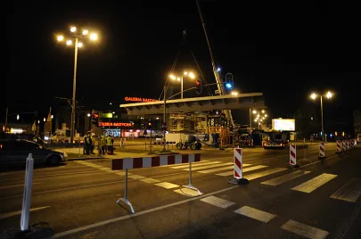 Montaż pierwszych elementów estakady na Trasie Słowackiego nad Al. Grunwaldzką