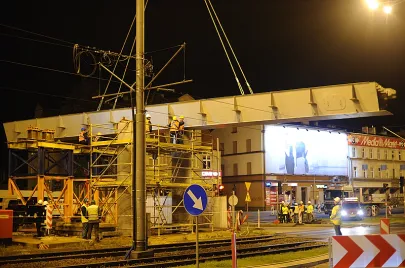 Montaż pierwszych elementów estakady na Trasie Słowackiego nad Al. Grunwaldzką