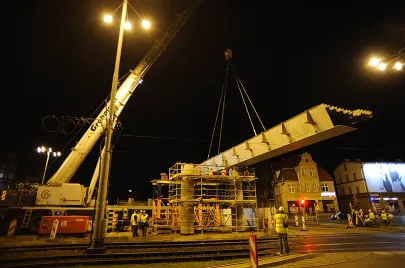 Montaż pierwszych elementów estakady na Trasie Słowackiego nad Al. Grunwaldzką