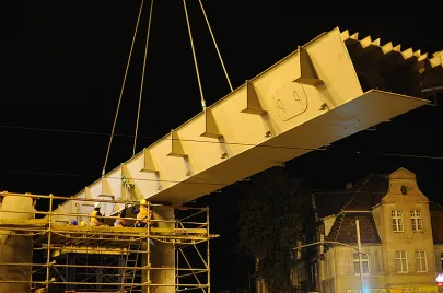 Montaż pierwszych elementów estakady na Trasie Słowackiego nad Al. Grunwaldzką