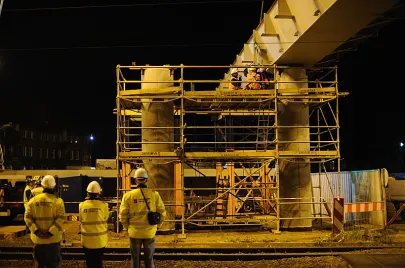 Montaż pierwszych elementów estakady na Trasie Słowackiego nad Al. Grunwaldzką
