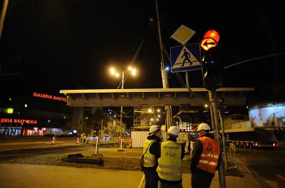 Montaż pierwszych elementów estakady na Trasie Słowackiego nad Al. Grunwaldzką