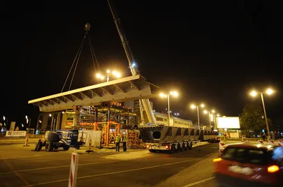 Montaż pierwszych elementów estakady na Trasie Słowackiego nad Al. Grunwaldzką