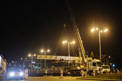 Montaż pierwszych elementów estakady na Trasie Słowackiego nad Al. Grunwaldzką