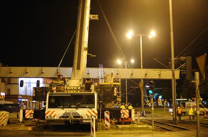 Montaż pierwszych elementów estakady na Trasie Słowackiego nad Al. Grunwaldzką