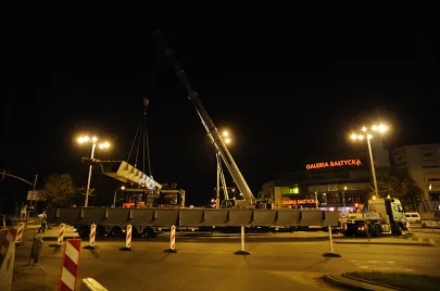 Montaż pierwszych elementów estakady na Trasie Słowackiego nad Al. Grunwaldzką