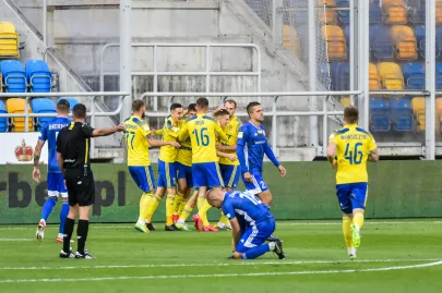 Radość piłkarzy Arki i Marcin Pietrowski