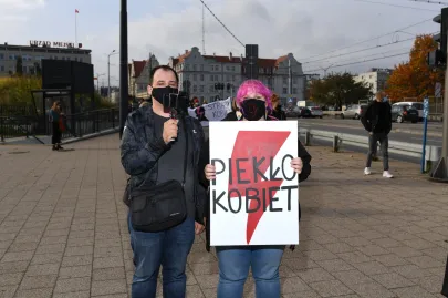 Manifestacja pod hasłem "To jest wojna". Blokowanie Huciska
