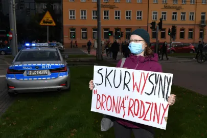 Manifestacja pod hasłem "To jest wojna". Blokowanie Huciska