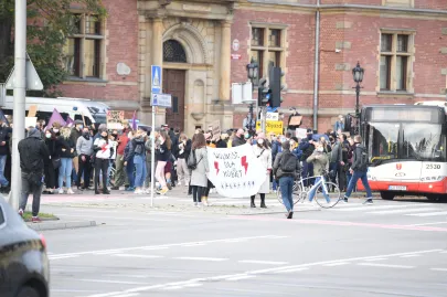 Manifestacja pod hasłem "To jest wojna". Blokowanie Huciska