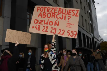 Manifestacja pod hasłem "To jest wojna". Blokowanie Huciska