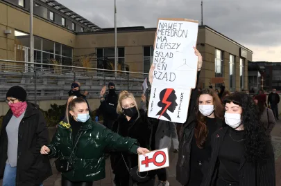 Manifestacja pod hasłem "To jest wojna". Blokowanie Huciska
