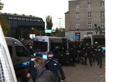 Manifestacja pod hasłem "To jest wojna". Blokowanie Huciska