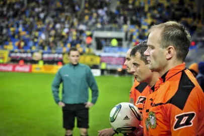 Sędziowie wychodzą na boisko