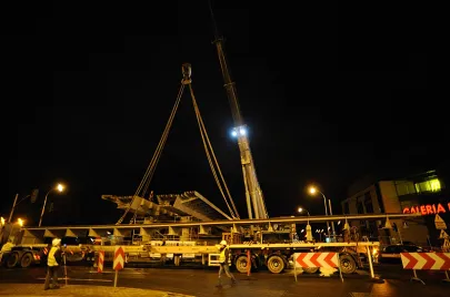 II etap montażu elementów estakady na Trasie Słowackiego nad Al. Grunwaldzką 