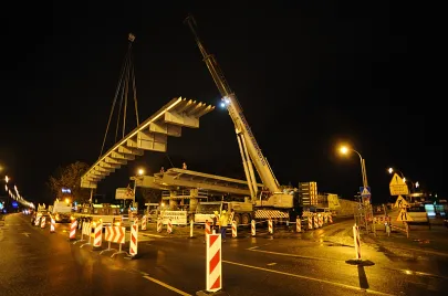 II etap montażu elementów estakady na Trasie Słowackiego nad Al. Grunwaldzką 