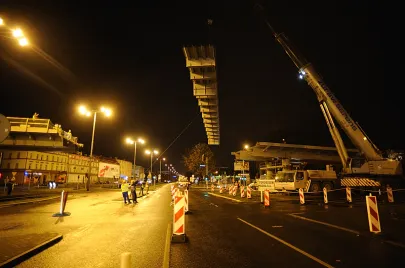 II etap montażu elementów estakady na Trasie Słowackiego nad Al. Grunwaldzką 