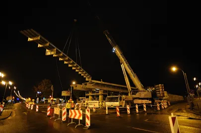 II etap montażu elementów estakady na Trasie Słowackiego nad Al. Grunwaldzką 