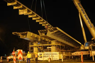 II etap montażu elementów estakady na Trasie Słowackiego nad Al. Grunwaldzką 