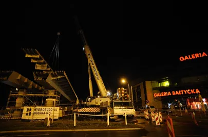 II etap montażu elementów estakady na Trasie Słowackiego nad Al. Grunwaldzką 