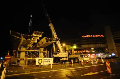 II etap montażu elementów estakady na Trasie Słowackiego nad Al. Grunwaldzką 
