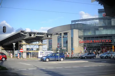 Stalowe elementy II-go etapu montażu elementów estakady nad Al. Grunwaldzką już na swoim miejscu