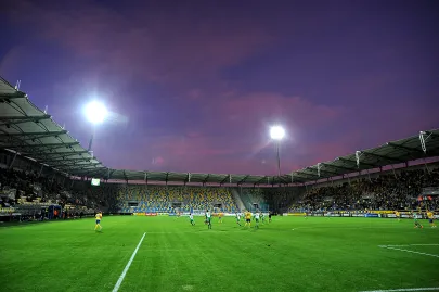 Różowe niebo nad stadionem Arki