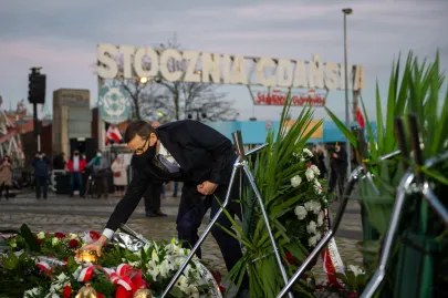 Uroczystość złożenia kwiatów pod Pomnikiem Poległych Stoczniowców