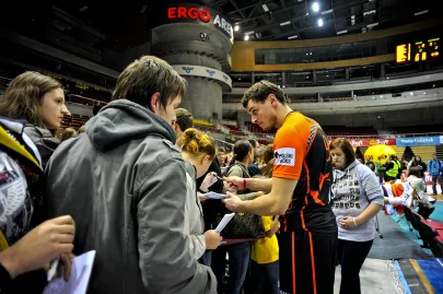 Bartman rozdaje autografy po meczu