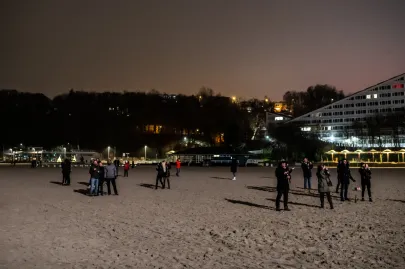 31.12.2020 Gdynia Śródmieście. Plaża w Gdyni   powitanie nowego 2021 roku przez mieszkańców Gdyni