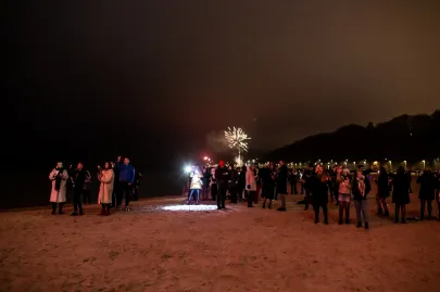 31.12.2020 Gdynia Śródmieście. Plaża w Gdyni   powitanie nowego 2021 roku przez mieszkańców Gdyni