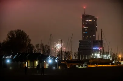 31.12.2020 Gdynia Śródmieście. Plaża w Gdyni   powitanie nowego 2021 roku przez mieszkańców Gdyni