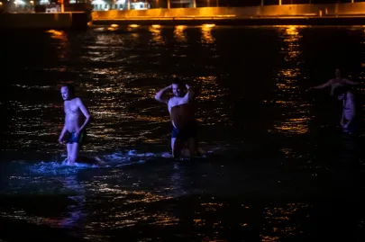 31.12.2020 Gdynia Śródmieście. Plaża w Gdyni   powitanie nowego 2021 roku przez mieszkańców Gdyni