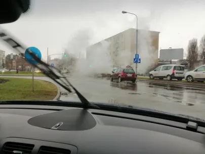 Służby pracują nad usunięciem awarii sieci ciepłowniczej