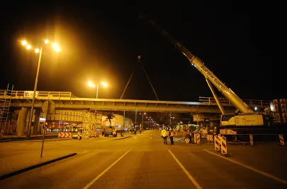 III etap montażu elementów estakady na Trasie Słowackiego nad Al. Grunwaldzką
