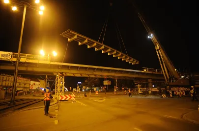 III etap montażu elementów estakady na Trasie Słowackiego nad Al. Grunwaldzką