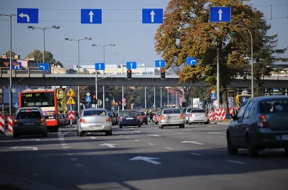 Stalowe elementy III-go etapu montażu elementów estakady nad Al. Grunwaldzką już na swoim miejscu