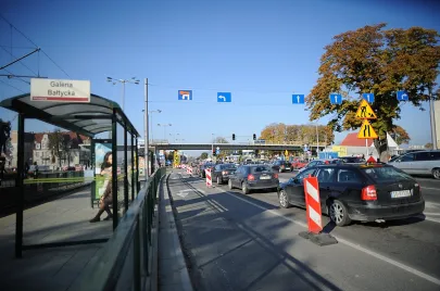 Stalowe elementy III-go etapu montażu elementów estakady nad Al. Grunwaldzką już na swoim miejscu