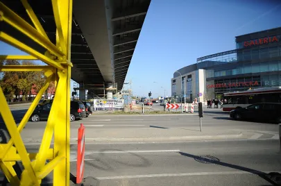 Stalowe elementy III-go etapu montażu elementów estakady nad Al. Grunwaldzką już na swoim miejscu